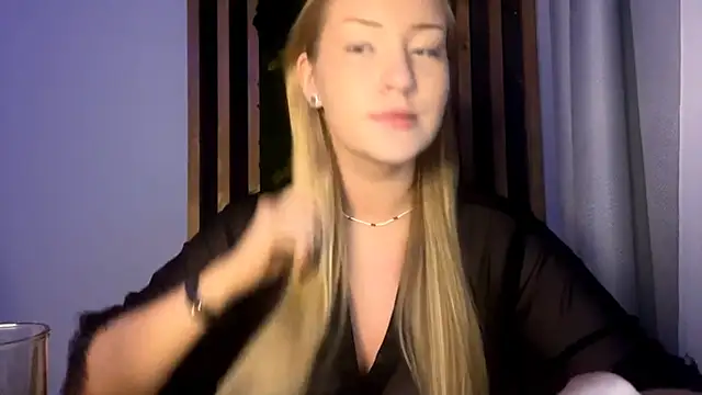 Snapshot of PandaFluff chatting on November 2025 04:05:01 PM PandaFluff online show from November 2025 04:05:01 PM