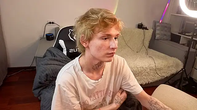 Snapshot of Your_avatar chatting on September 2025 02:11:02 AM Your avatar online show from September 2025 02:11:02 AM