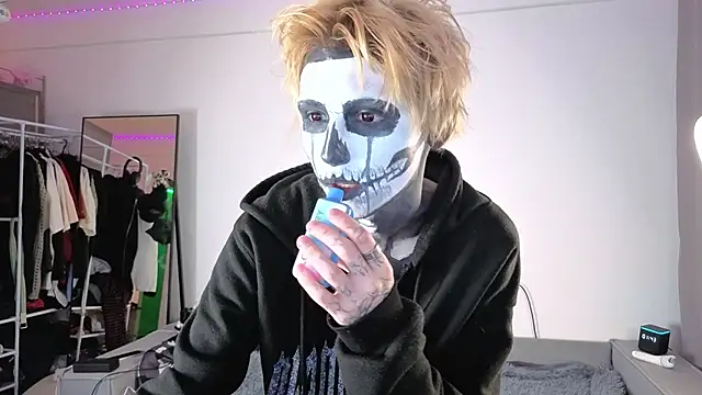 Snapshot of Your_avatar chatting on October 2025 10:44:02 PM Your avatar online show from October 2025 10:44:02 PM