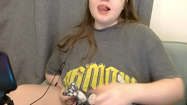 Snapshot of brattyprincessemma chatting on February 2026 05:24:01 AM brattyprincessemma online show from February 2026 05:24:01 AM