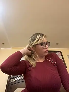 Snapshot of Crystal00Girl chatting on October 2025 10:08:01 PM Crystal00Girl online show from October 2025 10:08:01 PM