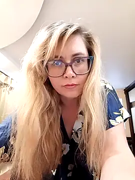 Snapshot of Crystal00Girl chatting on October 2025 10:17:02 PM Crystal00Girl online show from October 2025 10:17:02 PM