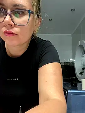 Snapshot of Crystal00Girl chatting on October 2025 03:51:01 PM Crystal00Girl online show from October 2025 03:51:01 PM