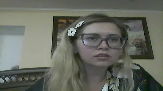 Snapshot of Crystal00Girl chatting on November 2025 01:17:02 AM Crystal00Girl online show from November 2025 01:17:02 AM