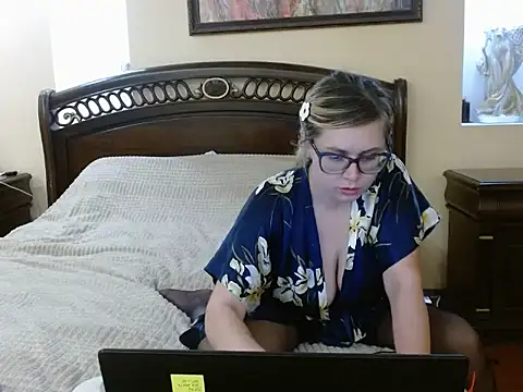 Snapshot of Crystal00Girl chatting on November 2025 07:34:02 PM Crystal00Girl online show from November 2025 07:34:02 PM