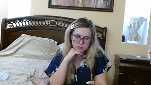 Snapshot of Crystal00Girl chatting on November 2025 04:28:02 PM Crystal00Girl online show from November 2025 04:28:02 PM