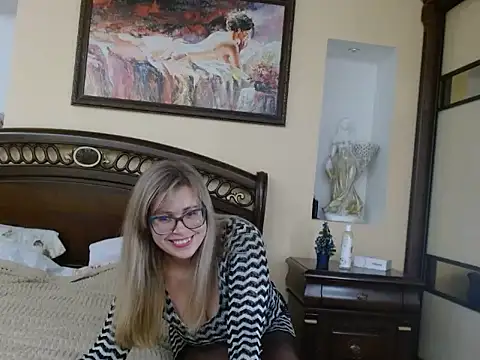 Snapshot of Crystal00Girl chatting on December 2025 08:14:02 PM Crystal00Girl online show from December 2025 08:14:02 PM