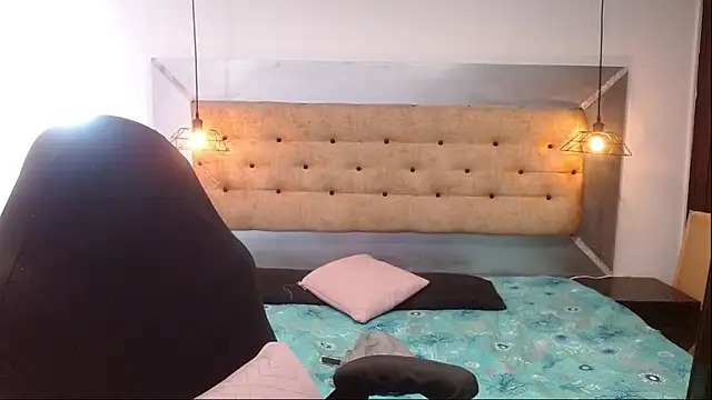 Montserrat Jay online show from December 2025 01:31:02 PM