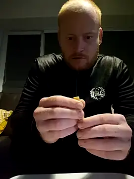 svenni2525 online show from October 2025 10:43:02 PM