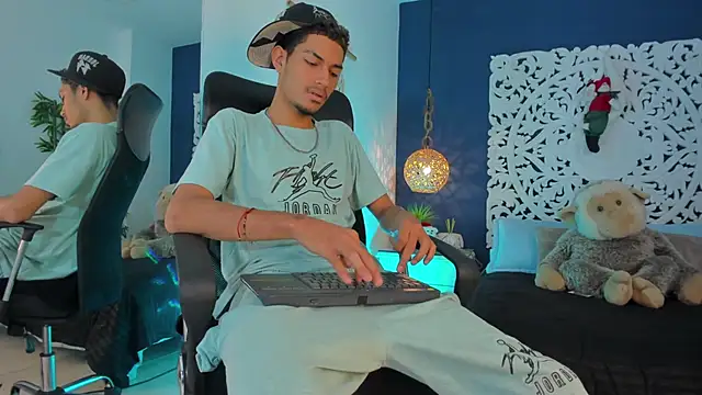 Adonis WB online show from November 2025 02:11:01 AM