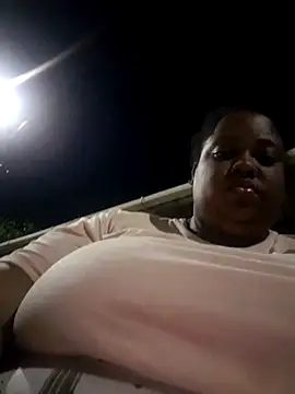 Snapshot of Karamelsaus chatting on October 2025 04:24:01 AM Karamelsaus online show from October 2025 04:24:01 AM