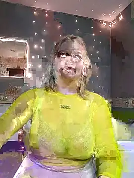 Snapshot of HelenHartt chatting on December 2025 01:45:01 AM HelenHartt online show from December 2025 01:45:01 AM