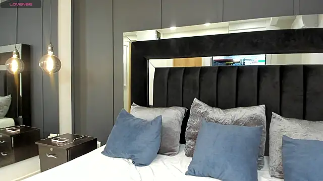 hannah miltonn online show from December 2025 11:00:01 PM