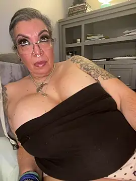 dieseldame1313 online show from February 2026 06:26:01 AM