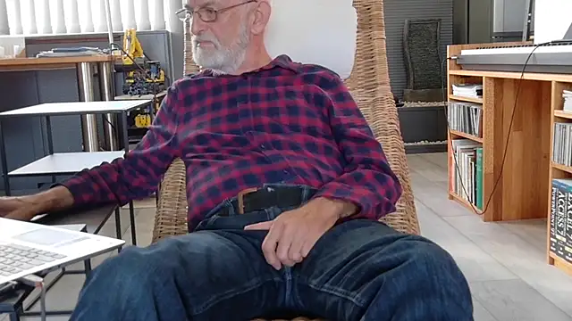 ewaldwillems99 online show from October 2025 01:22:01 PM