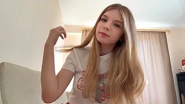 Snapshot of FruityXo chatting on October 2025 10:24:01 AM FruityXo online show from October 2025 10:24:01 AM