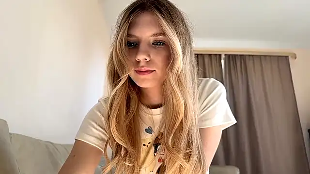 Snapshot of FruityXo chatting on October 2025 11:54:01 AM FruityXo online show from October 2025 11:54:01 AM