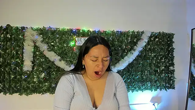 BellaRoux1 online show from December 2025 12:00:01 PM