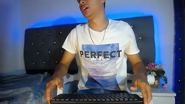 Charlie Cock  online show from November 2025 04:01:02 AM