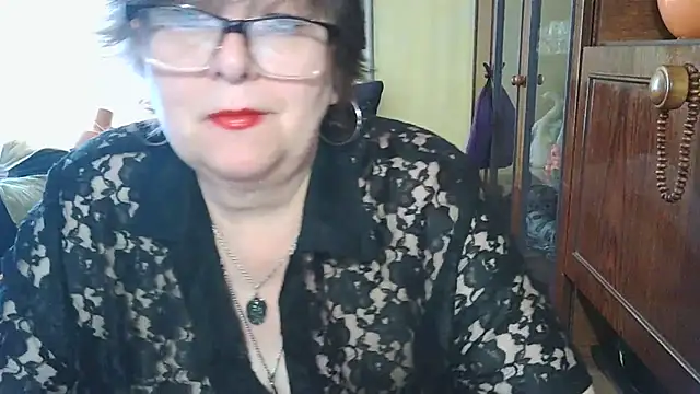 Snapshot of VeronicaGold511 chatting on June 2026 08:01:02 AM VeronicaGold511 online show from June 2026 08:01:02 AM