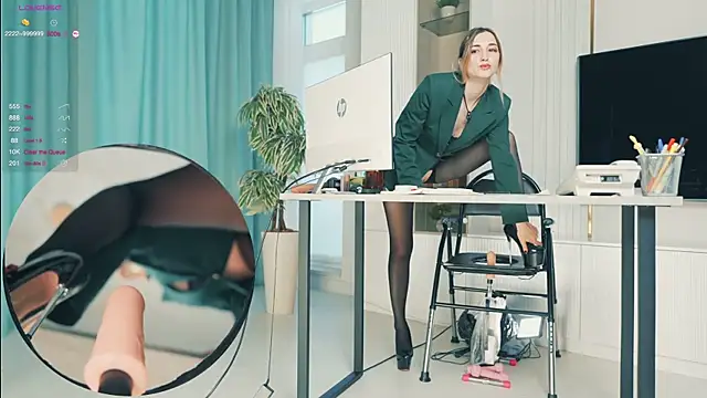 Snapshot of milahouston chatting on December 2025 07:06:02 AM milahouston online show from December 2025 07:06:02 AM