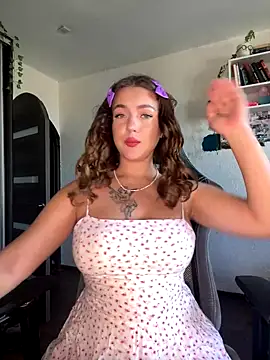 Snapshot of MikssMolly chatting on October 2025 06:47:01 AM MikssMolly online show from October 2025 06:47:01 AM