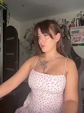 Snapshot of MikssMolly chatting on December 2025 07:06:02 AM MikssMolly online show from December 2025 07:06:02 AM