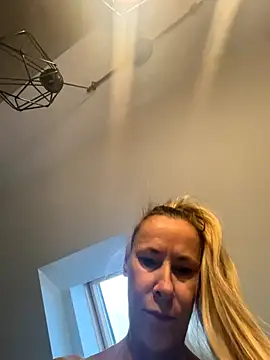 Snapshot of blondi2077 chatting on October 2025 01:29:01 PM blondi2077 online show from October 2025 01:29:01 PM