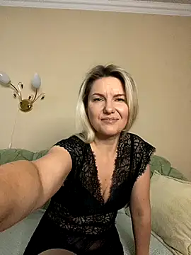 AliceSwan4011 online show from October 2025 01:26:02 PM