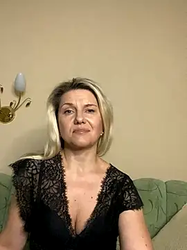 AliceSwan4011 online show from November 2025 04:19:02 PM