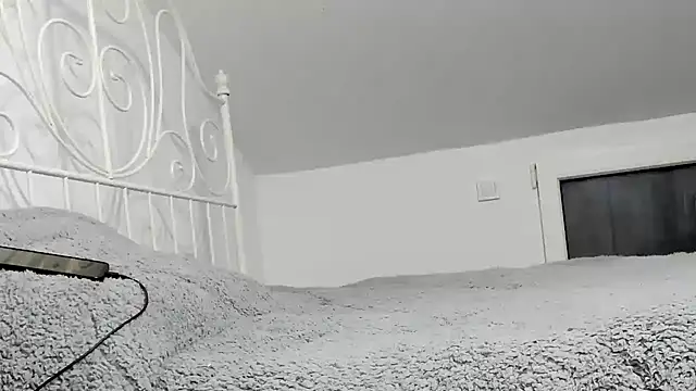 alesquirt33 online show from April 2026 06:08:01 AM