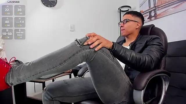 Snapshot of Dash_Bukoski chatting on November 2025 12:27:02 PM Dash Bukoski online show from November 2025 12:27:02 PM