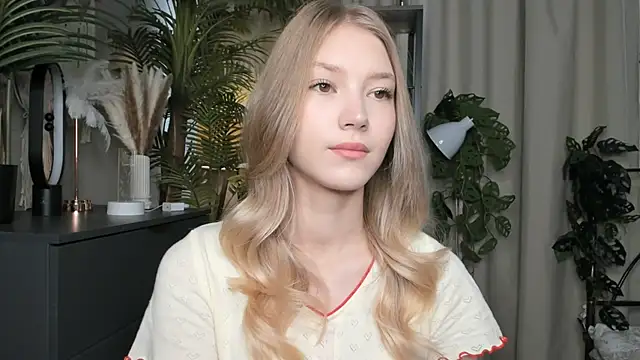 Snapshot of ChinBonnell chatting on September 2025 05:44:01 AM ChinBonnell online show from September 2025 05:44:01 AM