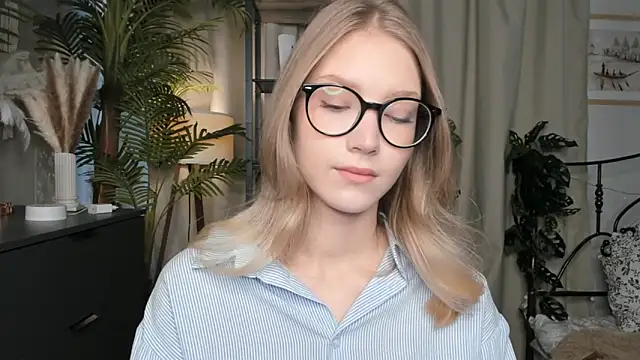 Snapshot of ChinBonnell chatting on October 2025 05:43:02 AM ChinBonnell online show from October 2025 05:43:02 AM