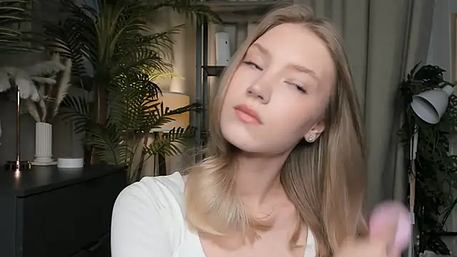 Snapshot of ChinBonnell chatting on October 2025 05:42:02 AM ChinBonnell online show from October 2025 05:42:02 AM