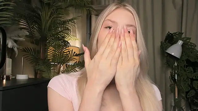 Snapshot of ChinBonnell chatting on November 2025 05:44:01 AM ChinBonnell online show from November 2025 05:44:01 AM