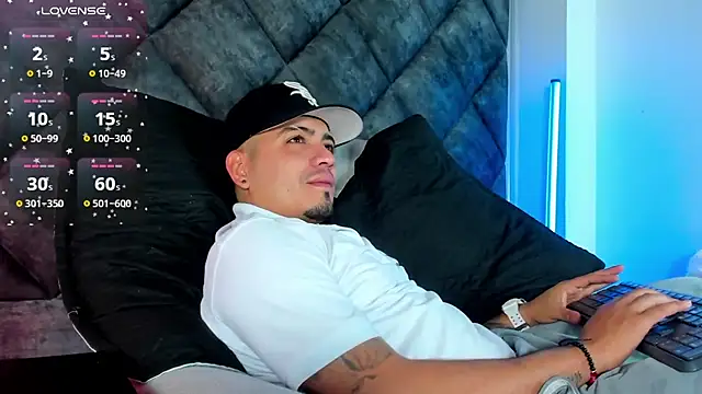 OwenStonne  online show from December 2025 12:43:01 PM