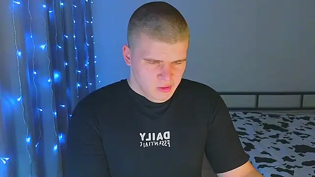 kittenmurr online show from December 2025 08:38:01 PM