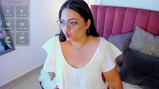 Snapshot of Tessa_Sinclaire chatting on October 2025 08:15:01 PM Tessa Sinclaire online show from October 2025 08:15:01 PM