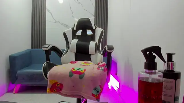 Snapshot of ShaunaDream chatting on October 2025 04:49:01 AM ShaunaDream online show from October 2025 04:49:01 AM