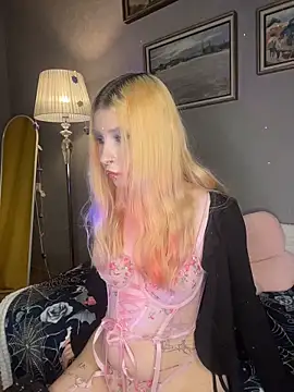 Snapshot of VelvetBlitz chatting on November 2025 03:44:01 PM VelvetBlitz online show from November 2025 03:44:01 PM