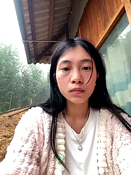 EmLy02 online show from November 2025 12:40:02 PM