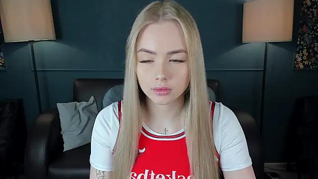 Snapshot of AvroraGoldie chatting on October 2025 10:29:01 AM AvroraGoldie online show from October 2025 10:29:01 AM