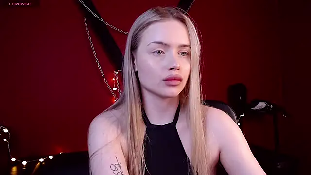 Snapshot of AvroraGoldie chatting on December 2025 10:46:02 AM AvroraGoldie online show from December 2025 10:46:02 AM