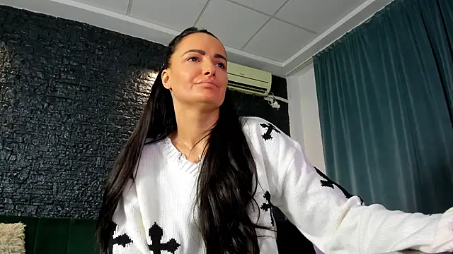 Snapshot of AnneSins chatting on October 2025 06:34:01 PM AnneSins online show from October 2025 06:34:01 PM