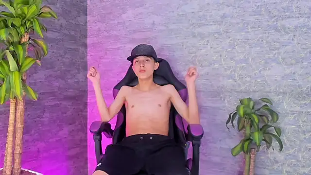 Snapshot of ArthurCox chatting on September 2025 06:40:02 PM ArthurCox online show from September 2025 06:40:02 PM