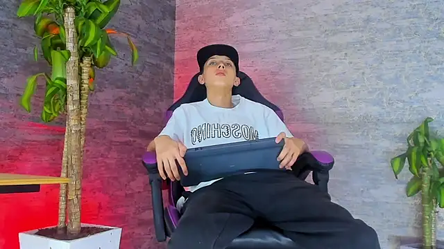 Snapshot of ArthurCox chatting on September 2025 05:36:01 PM ArthurCox online show from September 2025 05:36:01 PM