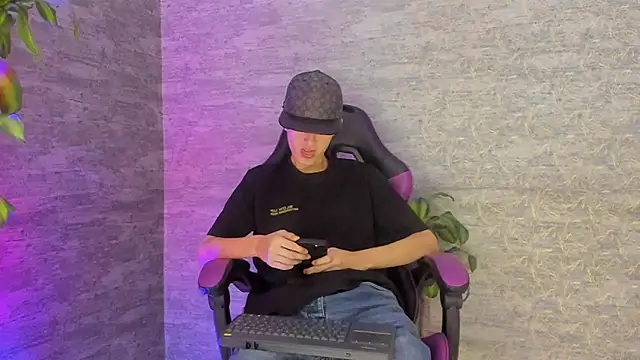 Snapshot of ArthurCox chatting on October 2025 05:32:02 PM ArthurCox online show from October 2025 05:32:02 PM