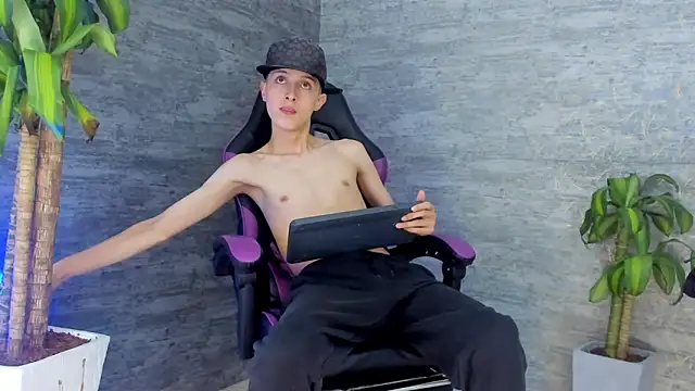 Snapshot of ArthurCox chatting on October 2025 05:35:01 PM ArthurCox online show from October 2025 05:35:01 PM