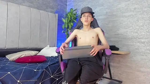 Snapshot of ArthurCox chatting on October 2025 05:24:01 PM ArthurCox online show from October 2025 05:24:01 PM